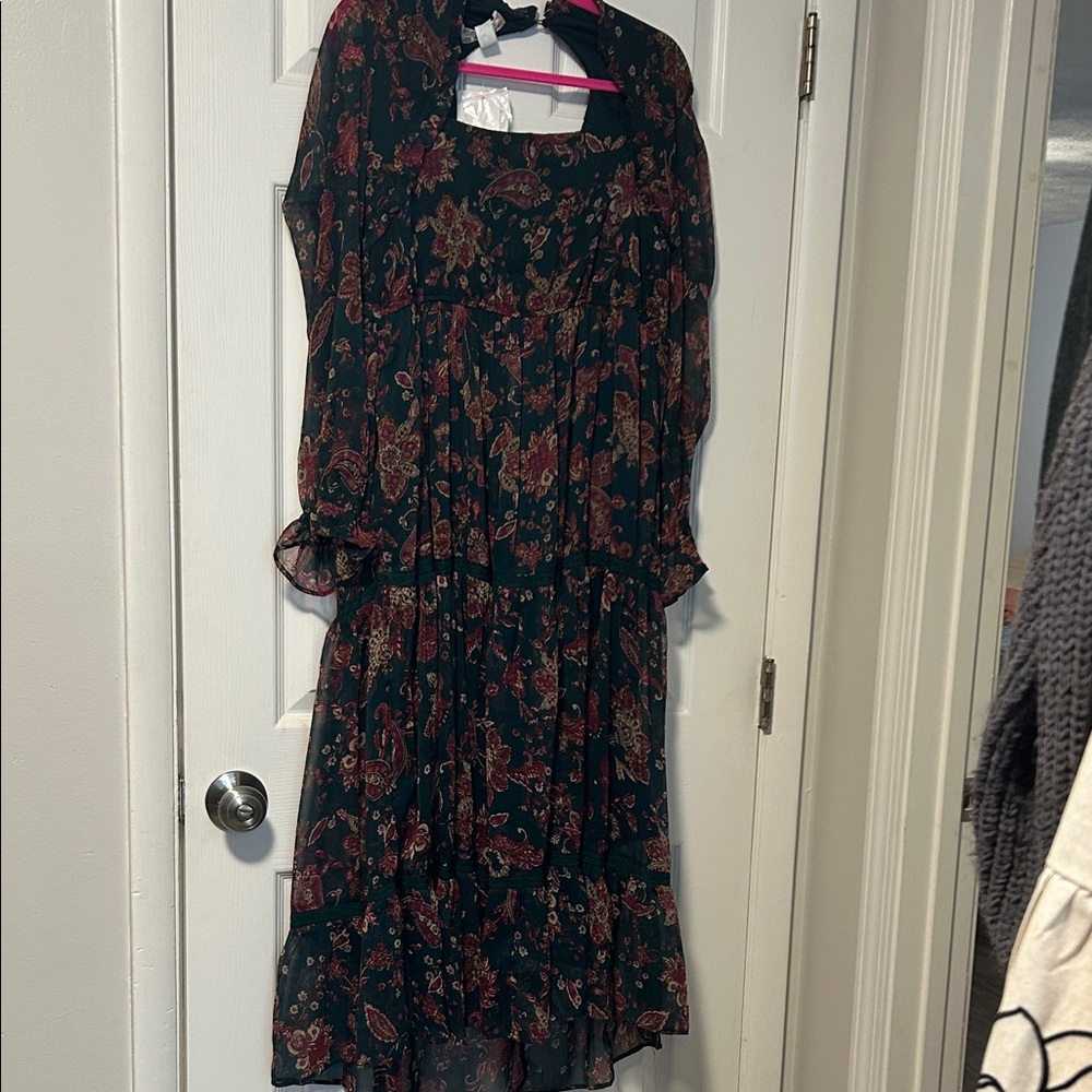 Chic Floral Maxi Dress in Black and Red